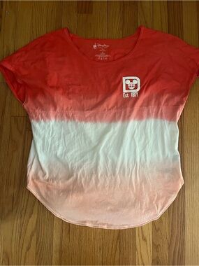 Walt Disney World Ombre Red & White Spirit Short Sleeve Shirt Size Medium